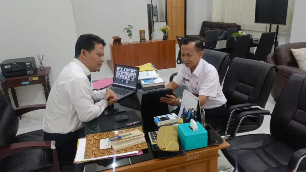 Kabid Pendapatan BPKPD Kabupaten Sragen mendemonstrasikan penggunaan aplikasi Mata Pandawa untuk monitoring kinerja petugas pajak daerah