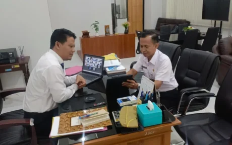 Kabid Pendapatan BPKPD Kabupaten Sragen mendemonstrasikan penggunaan aplikasi Mata Pandawa untuk monitoring kinerja petugas pajak daerah