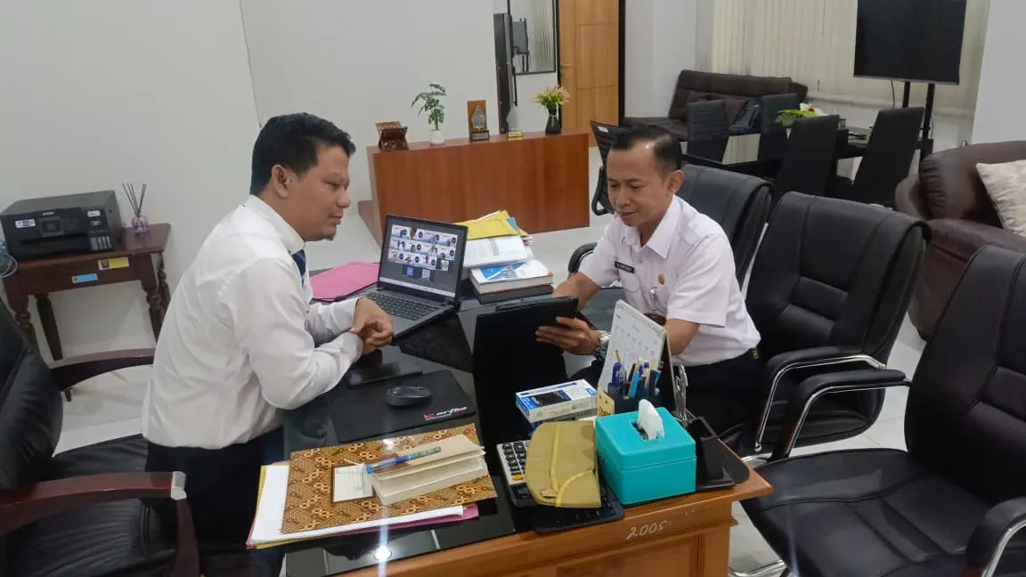 Kabid Pendapatan BPKPD Kabupaten Sragen mendemonstrasikan penggunaan aplikasi Mata Pandawa untuk monitoring kinerja petugas pajak daerah
